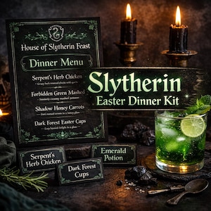 Könnte beinhalten: Ein thematisches Abendessen mit Menü, Tischkarten und Cocktail. Das Menü lautet "House of Slytherin Feast" und listet Gerichte auf. Ein Schild lautet "Slytherin Easter Dinner Kit". Ein grüner Cocktail mit Limette und Minze steht neben dem Menü.