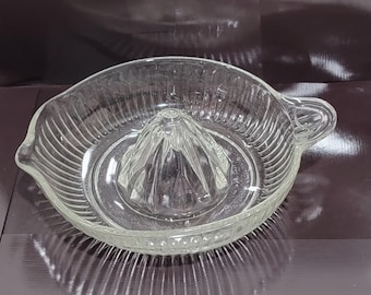 Exprimidor vintage de vidrio prensado transparente para naranjas, limones y cítricos con mango y boquilla.