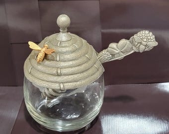 Vasetto per miele e mestolo in peltro Salisbury con decorazioni a forma di api, trifoglio, fiori e alveare.