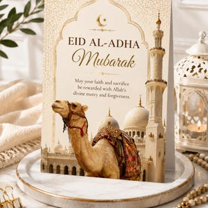 Puede incluir: Tarjeta de felicitaci&oacute;n Eid al-Adha Mubarak con un camello, ilustraciones de mezquitas y el texto "Eid al-Adha Mubarak". La tarjeta incluye un mensaje que desea que la fe y el sacrificio sean recompensados.