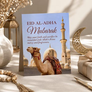 Puede incluir: Una tarjeta de felicitaci&oacute;n plegada con el texto "EID AL-ADHA Mubarak" y una ilustraci&oacute;n de un camello. La tarjeta presenta una mezquita en el fondo y el mensaje "Que tu fe y sacrificio sean recompensados con la divina misericordia y perd&oacute;n de Allah."