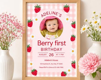 Puede incluir: Una invitación de cumpleaños enmarcada con fondo de cuadros vichy rosa claro, ilustraciones de fresas rojas y margaritas blancas. El centro muestra una foto circular de un bebé con sombrero rosa y el texto Adeline's Berry first BIRTHDAY.