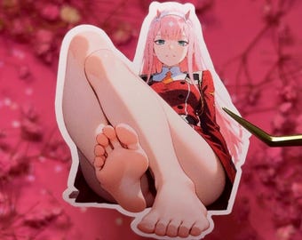 Adesivo Zero Two / Darling in the Franxx / Ragazza anime Waifu carina con gambe lisce / Adesivo fustellato in vinile opaco impermeabile