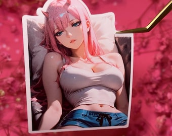 Adesivo Soft Glam Waifu / Capelli rosa in posa rilassante / Ragazza anime / Vinile opaco impermeabile