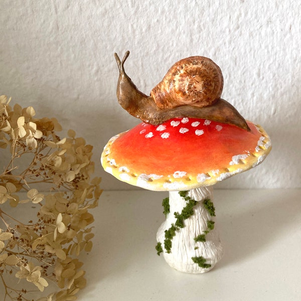 Il poetico Fungo (fatto su ordinazione)- portaorecchini in argilla polimerica con lumaca e agarico muscario- argilla art.