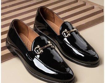 Handgemaakte zwarte lakleren loafers met een hoogglans afwerking, geschikt voor een smoking of bruiloft.