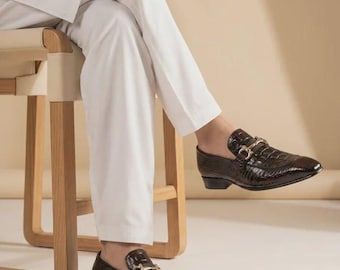 Mocassins masculinos elegantes de couro preto com detalhe de bridão, feitos à mão.