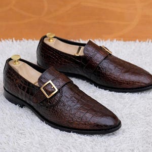 Handgefertigte braune Farbe Leder Print Herren Single Monk Strap Schuhe