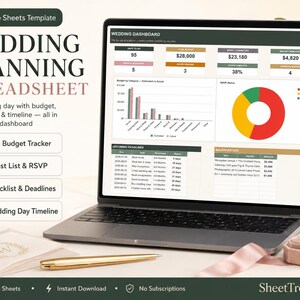 Op de afbeelding: Een laptop met een spreadsheet voor huwelijksplanning met budgettrackers, gastenlijsten en tijdlijnen. Het scherm toont grafieken, tabellen en gegevens. Naast de laptop liggen een gouden pen, een ringdoosje met een ring en een kaart met een W-logo.