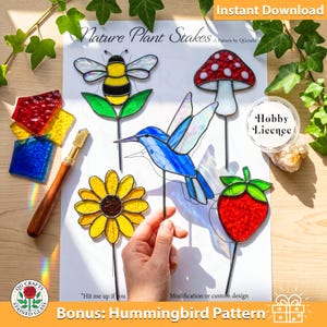 Peut inclure: Une feuille de patron intitulée Nature Plant Stakes présentant des motifs de vitrail en forme d'abeille, de champignon, de colibri, de tournesol et de fraise. Inclut un coupe-verre, des éclats de verre colorés et une licence de loisir.