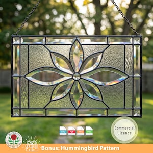 Könnte beinhalten: Ein rechteckiges Buntglasfenster mit floralem Design. Das Panel zeigt eine zentrale Blume mit klaren, irisierenden Blütenblättern und einer klaren Mitte. Das Glas ist von schwarzen Linien und einem schwarzen Metallrahmen umgeben. Der Text "Bonus: Hummingbird Pattern" steht unten.