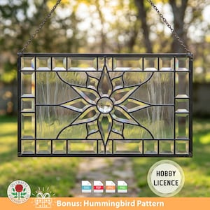 Könnte beinhalten: Ein rechteckiges Buntglasfenster mit einem Sternmuster. Das klare Glas ist von schwarzem Metall umrahmt und weist einen zentralen Kristall auf. Das Panel wird von einer Kette gehalten. Das Bild enthält den Text "Bonus: Hummingbird Pattern".
