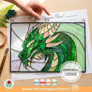 Può includere: Un pannello di vetro colorato a forma di drago con un design verde e giallo. Il pannello è rettangolare con un bordo nero e include il testo "Fantasy Dragon Panel" e "Commercial Licence". L'immagine include anche un "Bonus: Hummingbird Pattern".