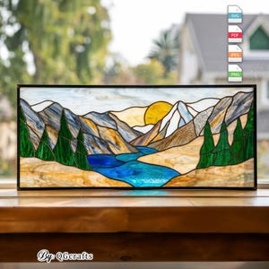 Peut inclure: Panneau en vitrail repr&eacute;sentant un paysage de montagne avec une rivi&egrave;re, des arbres et un soleil couchant. L'&oelig;uvre pr&eacute;sente une rivi&egrave;re bleu vif, des arbres verts et des montagnes dans des tons de gris, de brun et de blanc. Le texte "By: QGCrafts" est visible en bas.