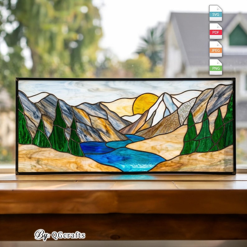 Peut inclure: Panneau en vitrail repr&eacute;sentant un paysage de montagne avec une rivi&egrave;re, des arbres et un soleil couchant. L'&oelig;uvre pr&eacute;sente une rivi&egrave;re bleu vif, des arbres verts et des montagnes dans des tons de gris, de brun et de blanc. Le texte "By: QGCrafts" est visible en bas.