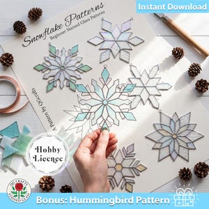 Può includere: Una collezione di modelli di fiocchi di neve in vetro colorato su un foglio bianco con il testo Snowflake Patterns, Beginner Stained Glass Patterns, A Pattern by QGcrafts, Hobby Licence e Bonus: Hummingbird Pattern, con diversi ornamenti a fiocco di neve finiti.