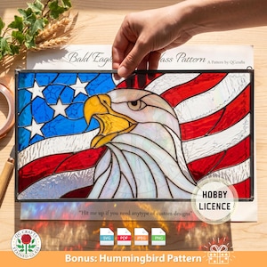 Pode incluir: Painel de vitral com uma águia careca e a bandeira americana. A águia tem um bico amarelo e está sobre um fundo de listras vermelhas e brancas e azul com estrelas brancas. Inclui o texto "Bald Eagle" e "Bonus: Hummingbird Pattern".