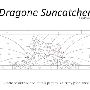 Puede incluir: Un patrón de atrapasoles de dragón, un dibujo lineal con un diseño de dragón. El dragón está dividido en secciones numeradas. El texto "Dragone Suncatcher" está en la parte superior, con "A Pattern by QGcrafts" debajo. El texto "Resale or distribution of this pattern is strictly prohibited."