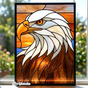 Könnte beinhalten: Buntglasfenster mit einer detaillierten Darstellung eines Adlerkopfes. Das Kunstwerk zeigt den weißen Kopf des Adlers, braune Federn sowie einen orangefarbenen Schnabel und ein Auge, vor einem Hintergrund in Sonnenuntergangsfarben. Der Rahmen ist schwarz, mit dem Text "By: QGcrafts" unten.