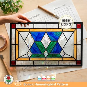 Könnte beinhalten: Ein Glasfenster mit schwarzem Rahmen, das geometrische Formen in Blau, Grün, Gelb und klarem Glas aufweist. Das Design beinhaltet ein Rautenmuster in der Mitte. Das Bild zeigt auch eine Bastelvorlage, einen Glasschneider und den Text "HOBBY LICENCE".