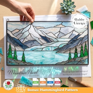 Puede incluir: Panel de montaña de vidrieras con una escena de lago en tonos azules, grises y verdes. La obra de arte presenta una cordillera, agua y árboles. El texto "Mountain Panel" y "Bonus: Hummingbird Pattern" son visibles.