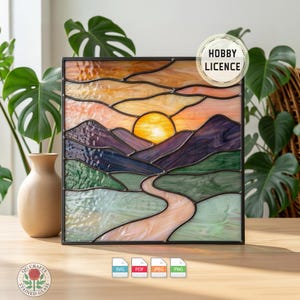 Op de afbeelding: Een set van drie keramische mokken met een gespikkelde, crèmekleurige glazuur. Elke mok heeft een ander handgeschilderd bloemmotief in tinten blauw, groen en geel. De mokken hebben een eenvoudige, afgeronde vorm.