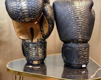 Bokshandschoenen van premium leer met krokodillenprint, luxe design en professionele prestaties.