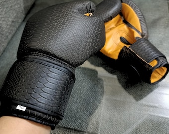Gants de boxe en cuir gaufré en peau de serpent de style cobra - Gants de boxe en cuir noir de qualité supérieure uniques - Cadeau pour les boxeurs.