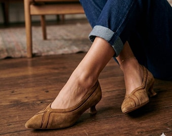 Kreative Leder Tan Farbe Wildleder Heels | Elegante Damenschuhe | Spitze Toe Low Heel Schuhe | Premium Leder Party Heels