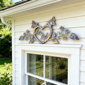 Aangepaste metalen vlinder wijnstok hart naambord, vintage noodlijdende muurkunst, kleurrijk metalen bord, raamdecoratie, deurkozijnornamenten