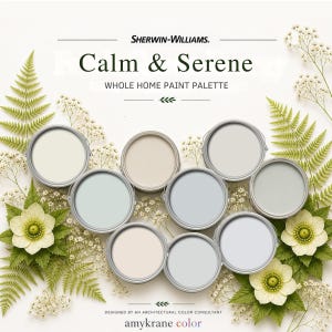 以下が含まれることがあります： Sherwin-Williams Calm & Serene Whole Home Paint Palette。ニュートラルで柔らかなパステルカラーの開いたペンキ缶8個が、緑のシダの葉と白い花の間に配置されており、下部にはAmykrane Colorというテキストが記載されています。