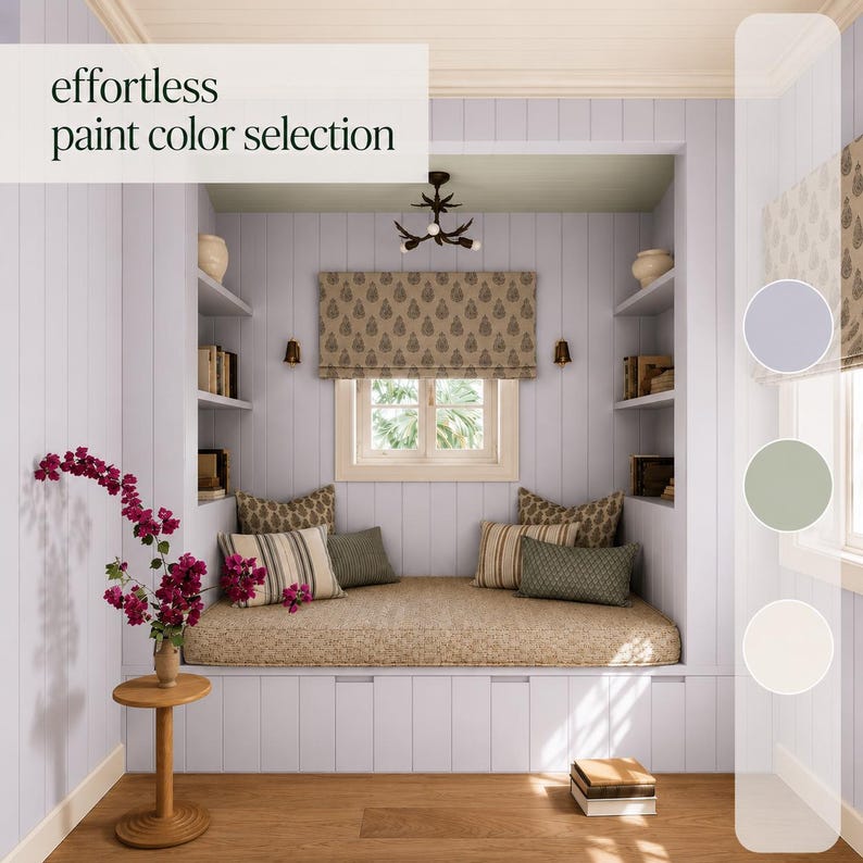 Puede incluir: Un rinc&oacute;n de ventana con paredes de paneles verticales de color morado claro, una persiana romana estampada y estanter&iacute;as integradas. El &aacute;rea de asiento cuenta con cojines a rayas y estampados. Una peque&ntilde;a mesa auxiliar de madera sostiene un jarr&oacute;n con flores rosas.