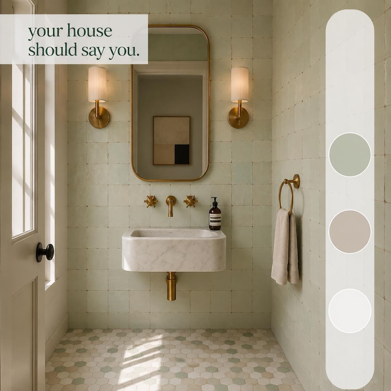 Puede incluir: Un ba&ntilde;o con azulejos cuadrados de color verde claro, un lavabo de pared de m&aacute;rmol blanco, un grifo de lat&oacute;n y un espejo con marco dorado. Dos apliques de pared de vidrio acanalado flanquean el espejo. El texto 'your house should say you.' es visible.