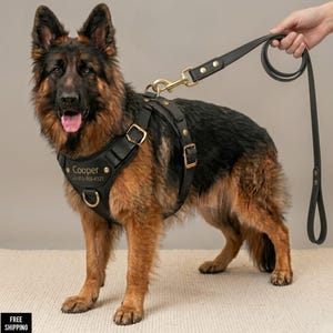 Puede incluir: Un juego de tres tazas de cerámica con un acabado mate moteado. Las tazas son en tonos crema, gris claro y gris oscuro. Cada taza tiene un diseño simple y minimalista y un asa redondeada.