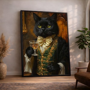 Könnte beinhalten: Gerahmtes Porträt einer schwarzen Katze in einer grün-goldenen bestickten Weste, einem weißen Hemd und einer gelben Fliege, die ein Glas bernsteinfarbener Flüssigkeit hält. Die Katze hat gelbe Augen und einen ernsten Gesichtsausdruck. Das Kunstwerk wird in einem Raum mit einem braunen Stuhl und einer Pflanze ausgestellt.