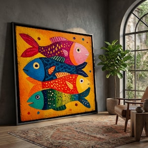 Può includere: Un'opera d'arte colorata con quattro pesci stilizzati su sfondo giallo. I pesci sono in tonalità di rosso, viola, blu, arancione e verde, con contorni neri e dettagli a punti. L'opera è incorniciata in nero.