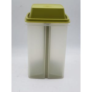 Puede incluir: Un recipiente de almacenamiento de alimentos alto y rectangular hecho de plástico translúcido esmerilado. Cuenta con una tapa extraíble de color verde oliva con una parte superior cuadrada y esquinas redondeadas. El recipiente tiene un divisor vertical central que crea dos compartimentos.