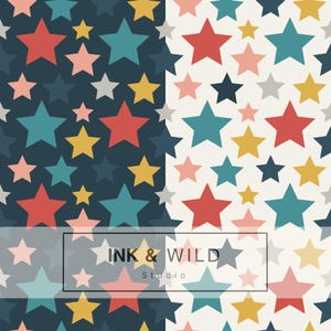 Puede incluir: Un patrón repetitivo de estrellas coloridas en rojo, turquesa, amarillo, rosa y gris sobre un fondo azul marino y crema. El diseño incluye estrellas de varios tamaños, creando un efecto visual lúdico. El texto "INK & WILD Studio" está en la parte inferior.