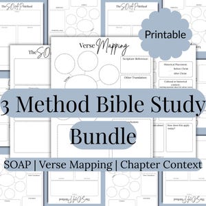 Może przedstawiać: Zestaw drukowanych arkuszy do studiowania Biblii. Arkusze robocze zawierają szablony SOAP, mapowania wersetów i kontekstu rozdziału. Tekst zawiera "The SOAP Method", "Verse Mapping" i "Bundle". Niebieski baner głosi "3 Method Bible Study".