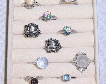 Anello boho regolabile con cristalli, gioiello vintage artigianale di grande impatto, disponibile in diversi modelli.
