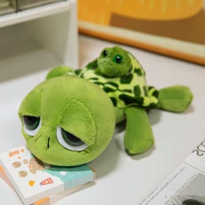 Puede incluir: Un letrero de madera rústica con el texto "Welcome to our home" en letras blancas. El letrero presenta un acabado envejecido y un diseño simple y acogedor, perfecto para la decoración de la entrada.