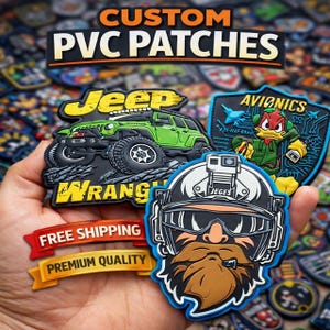 Może przedstawiać: Ręka trzyma kilka niestandardowych naszywek PVC. Jedna naszywka przedstawia zielonego Jeepa Wranglera ze słowem "Jeep" w kolorze żółtym. Inna naszywka przedstawia kaczora z kreskówek w mundurze wojskowym. Naszywki są kolorowe i szczegółowe.