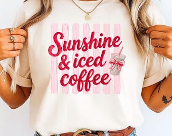 Camiseta coqueta con estampado PNG "Sol y café helado" por sublimación / Ambiente veraniego
