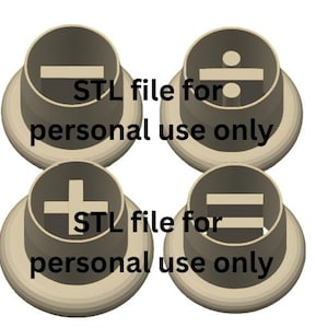 Op de afbeelding: Vier beige cilindervormige objecten met een platte bovenkant, elk voorzien van een wiskundig symbool: een minteken, een deelteken, een plusteken en een gelijkteken. De tekst "STL file for personal use only" staat over de afbeelding heen.
