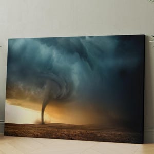 Op de afbeelding: Een rechthoekige canvas print met een dramatisch landschap met een donkere, wervelende tornado die een plat, goudbruin veld raakt onder een zware, diepblauwe en grijze onweerslucht, wat zorgt voor een weerscène met een hoog contrast.
