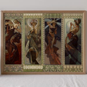 Peut inclure: Une impression d'art encadrée présentant quatre panneaux d'illustrations de style Art nouveau. Chaque panneau représente une femme en robes fluides avec des détails complexes et une palette de couleurs sourdes de bruns, de verts et de rouges. Le cadre est marron clair.