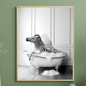 Rolig zebra-badkarsväggkonst, svartvit djurbadrumsdekor, minimalistisk zebratryck, modern toalettväggkonst