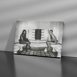 Zwart wit model poster cadeau, humeurig badkamer decor, vintage badkamerfotografie canvas muurkunst, mode redactionele print afbeelding 5