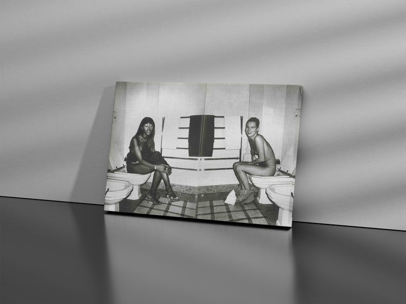 Zwart wit model poster cadeau, humeurig badkamer decor, vintage badkamerfotografie canvas muurkunst, mode redactionele print afbeelding 5