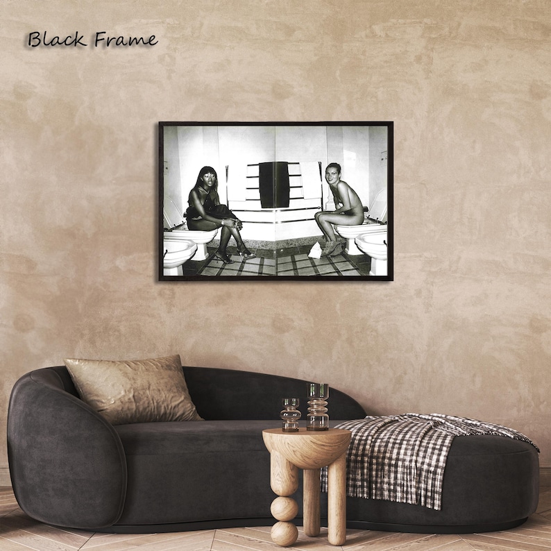 Zwart wit model poster cadeau, humeurig badkamer decor, vintage badkamerfotografie canvas muurkunst, mode redactionele print afbeelding 3